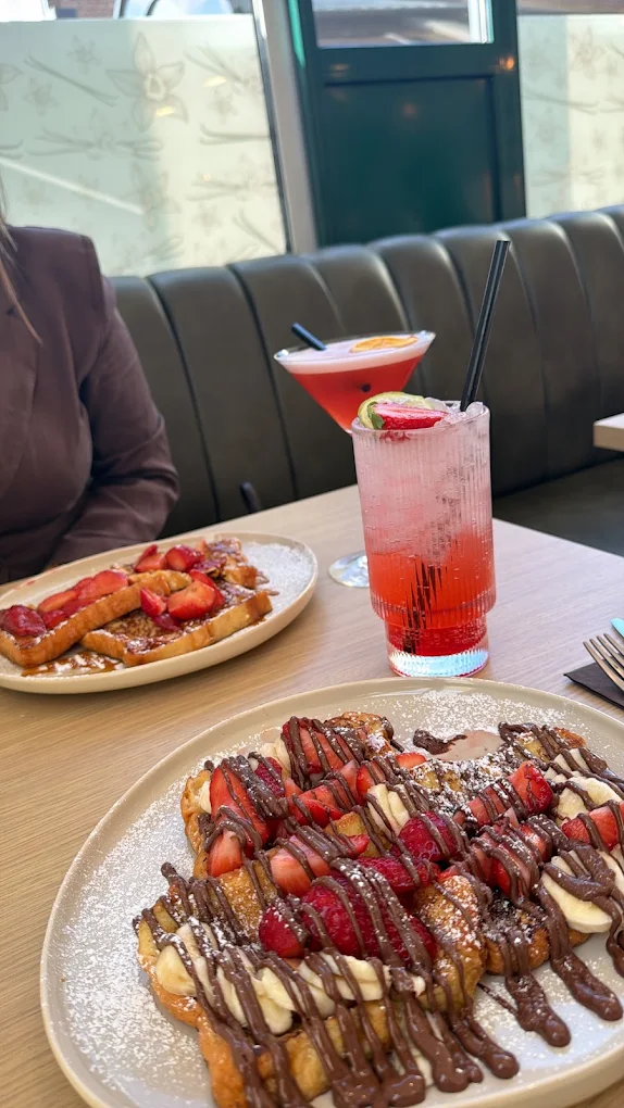 Une banquette de la salle, un French toast et deux mocktails