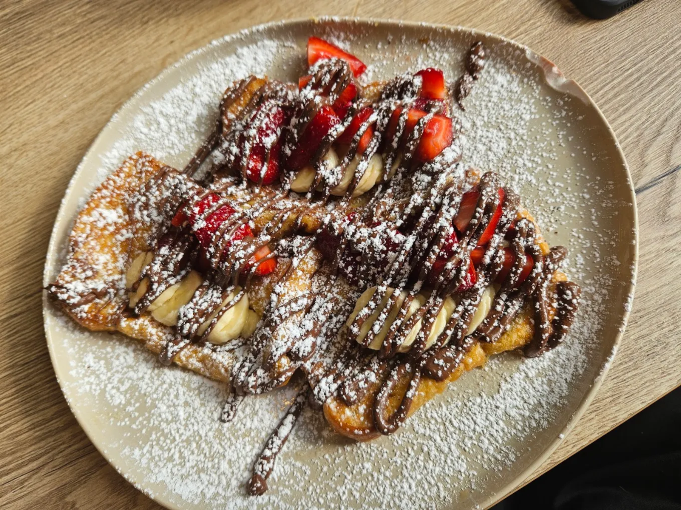 Un French toast aux fraises, bananes et pâte à tartiner